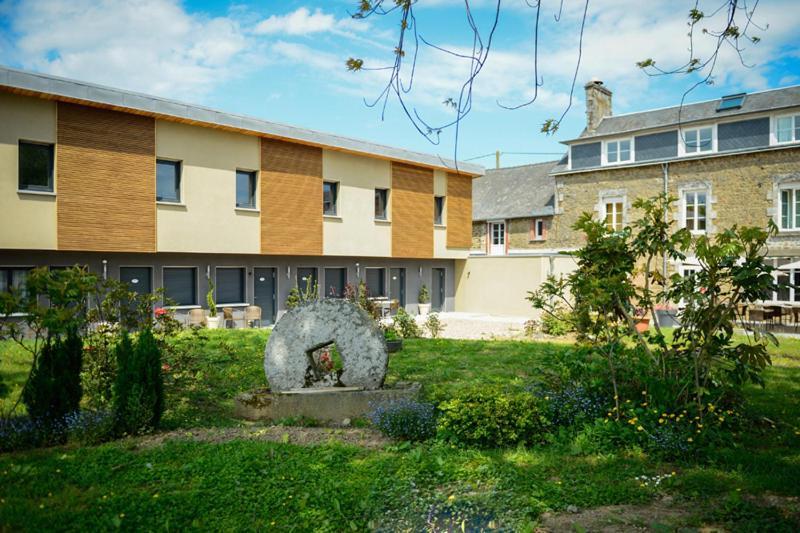Logis La Lentillere - Restaurant Cote Parc Lalacelle Buitenkant foto