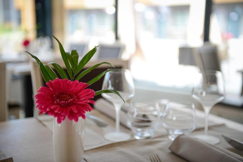 Logis La Lentillere - Restaurant Cote Parc Lalacelle Buitenkant foto